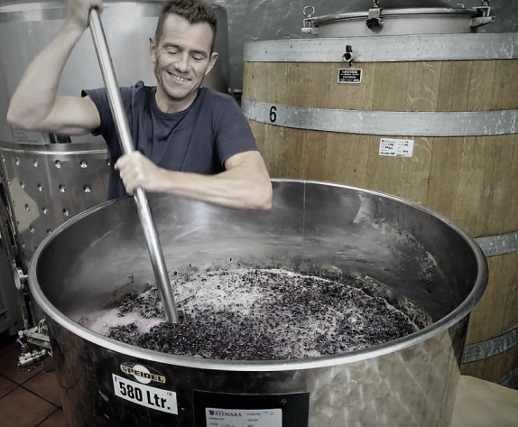 Andrew-Halliwell-enologo-de-Bodegas-Obalo-elaborando-vino